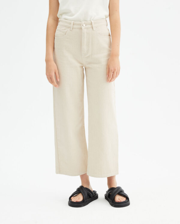 White cropped straight-cut jeans with five pockets