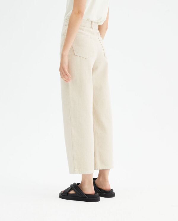 White cropped straight-cut jeans with five pockets