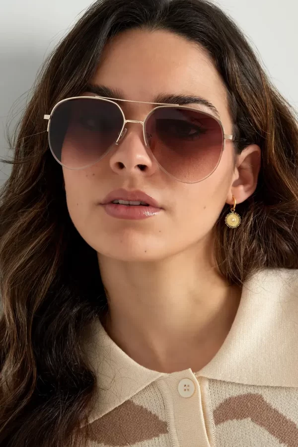 Aviator style sunglasses