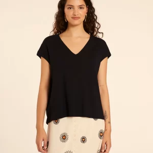 CAMISETA AMPLIA CUELLO PICO NEGRA