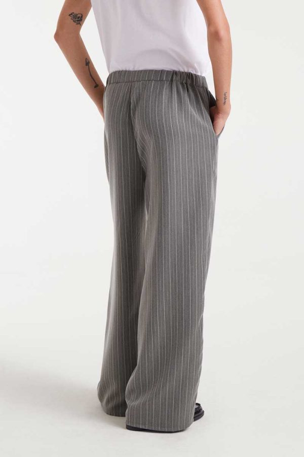 Pantalón de raya diplomática gris