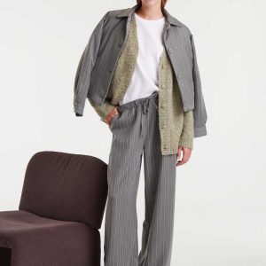 Pantalón de raya diplomática gris