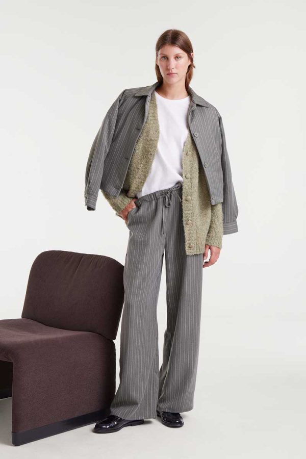 Pantalón de raya diplomática gris
